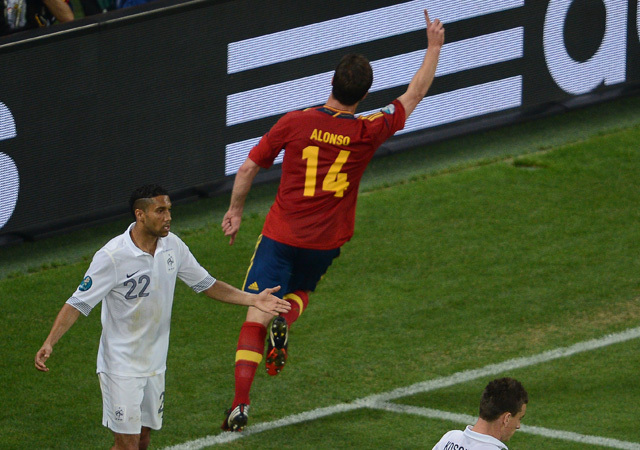 Xabi Alonso örül a góljának a Spanyolország-Franciaország mérkőzésen az Európa-bajnokságon 2012-ben.