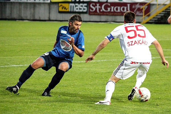 Szakály Péter cselez a Zalaegerszeg-Debrecen bajnoki mérkőzésen 2011 májusában