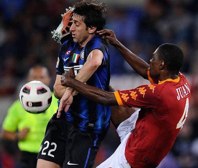 Diego Milito és Juan küzdenek a labdáért az Inter és a Roma Serie A-mérkőzésén 2010 őszén