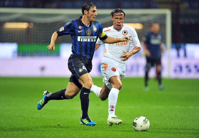 Javier Zanetti és Rodrigo Taddei küzdenek az Inter és a Roma Serie A-mérkőzésén 2011 augusztusában a Giuseppe Meazza Stadionban