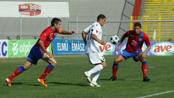 Alves (fehérben) lábában ott volt a gól, de ezúttal ott is maradt 