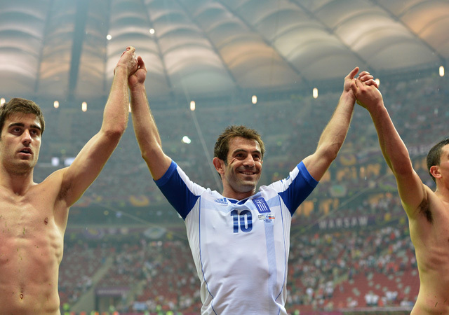 A görög játékosok örülnek Oroszország legyőzésének az Európa-bajnokságon 2012-ben,