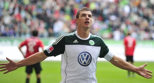 Edin Dzeko a Wolfsburg játékosaként örül a gólank