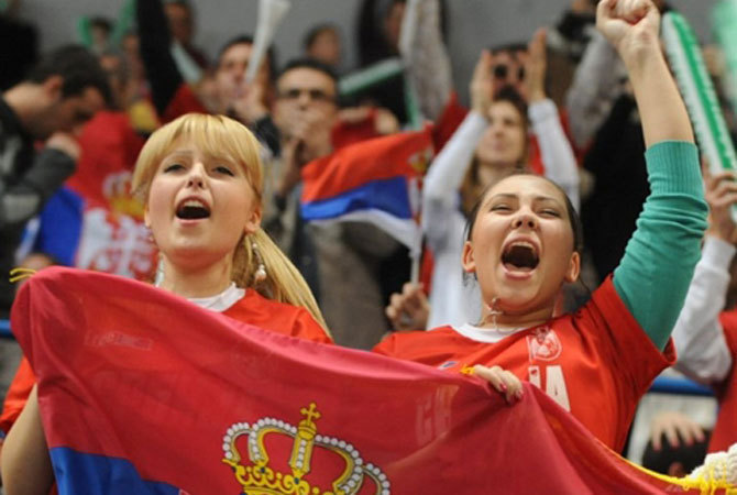 Szerb szurkolók a Szerbia-Franciaország Davis Kupa döntőn