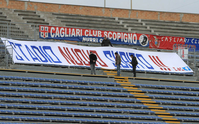 A Cagliari drapériája a csapat épülős stadionjában, az Is Arenasban 2012-ben.