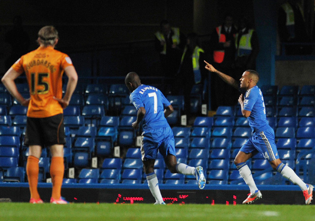 A Chelsea játékosai örülnek a Wolverhampton ellen szerzett góljuknak az Angol Ligakupában 2012-ben.