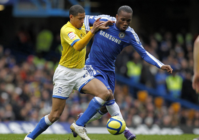 Curtis Davies és Didier Drogba küzdenek a Chelsea-Birmingham City mérkőzésen az FA-kupában 2012-ben.