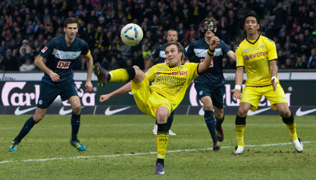 A címvédő Borussia Dortmund tovább folytatta remek sorozatát a német labdarúgó Bundesligában: a sárga-feketék - akik bajnokin legutóbb tavaly szeptemberben szenvedtek vereséget - a 22. forduló szombati játéknapján a Hertha BSC vendégeként diadalmaskodtak.