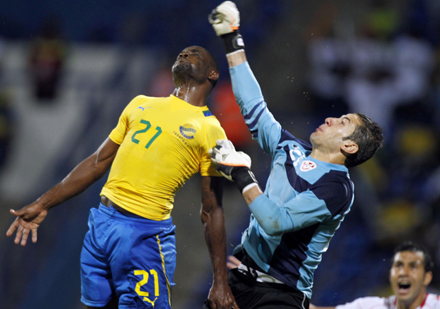 Roguy Meyé küzd a gaboni válogatott mérkőzésén az Afrikai Nemzetek Kupáján 2012-ben.