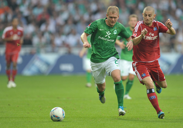 A Werder Bremen és a Hamburg játékosa küzdenek a két csapat mérkőzésén a Bundesligában 2011-ben.