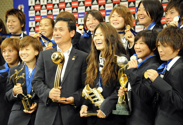 Rocksztároknak kijáró rajongással köszöntötték Tokióban a női labdarúgó-világbajnokságról aranyérmesként hazatért japán válogatott tagjait