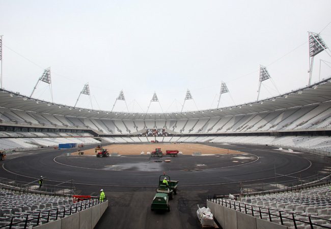 Munkások dolgoznak a londoni Olimpiai Stadion építkezésén 2011 márciusában