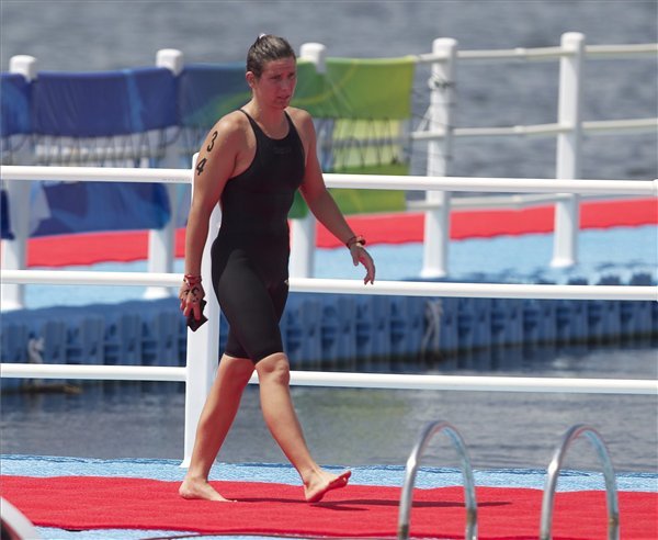 Risztov Éva sétál ki a mólón miután kizárták a 10 km-es hosszútávúszás versenyéből Sanghajban a 14. FINA világbajnokságon. A magyar úszónőnek hivatalosan szabálytalankodás miatt mutatták fel a diszkvalifikálását jelző piros zászlót valamivel a féltáv megtétele után. MTI Fotó: Kovács Anikó