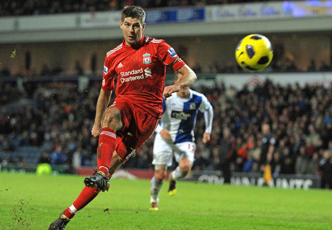 Steven Gerrard végez el egy tizenegyest a Liverpool Blackburn Rovers elleni mérkőzésén 2010-ben