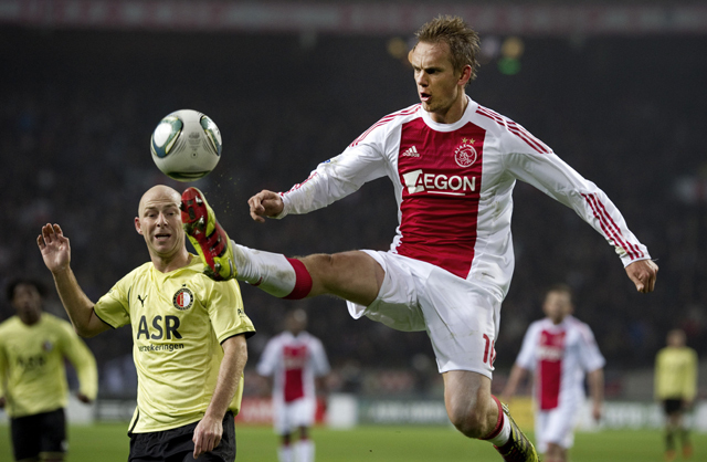 Az Ajax-Feyenoord holland bajnoki rangadón Siem de Jong harcol a labdáért.