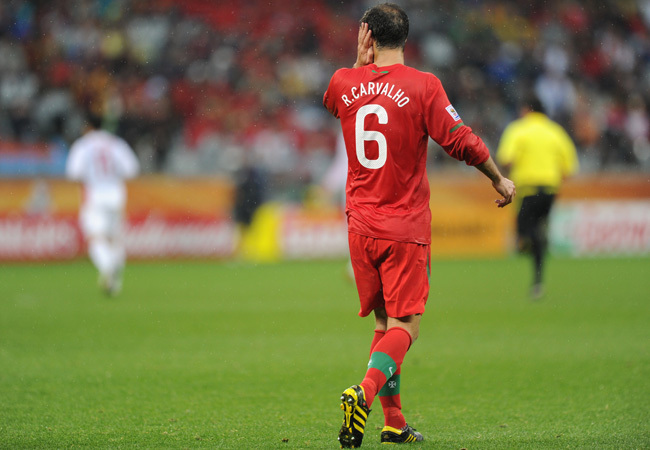 Ricardo Carvalho sétál a Portugália - Észak-Korea világbajnoki labdarúgó-mérkőzésen Dél Afrikában 2010 júniusában