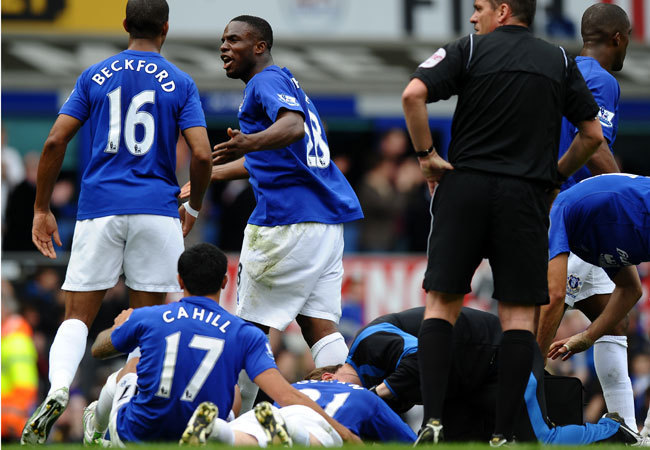 Az Everton játékosai ünnaplik Osman gólját a Manchester City elleni Premier League-mérkőzésen 2011 májusában, miközben a gólszerzőt ápolják