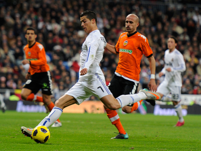 Cristiano Ronaldo a Valencia elleni spanyol bajnoki meccsen a Bernabéu Stadionban.