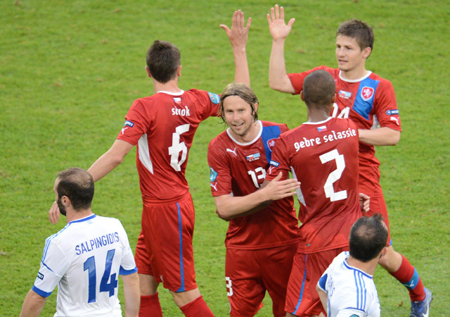 Cseh játékosok örülnek a Görögország elleni győzelmüknek az Európa-bajnokságon 2012-ben