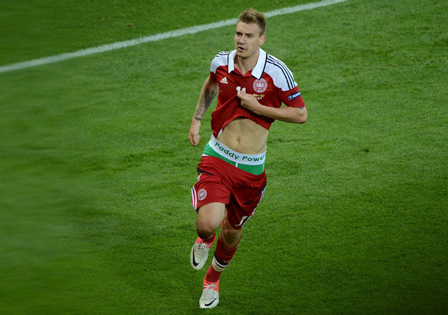 Nicklas Bendtner ünnepli második gólját a Portugália-Dánia mérkőzésen az Európa-bajnokságon 2012-ben.
