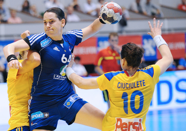 Alexandra Lacrabére tör kapura a Franciaország-Románia mérkőzésen a női kézilabda-világbajnokságon 2011-ben.