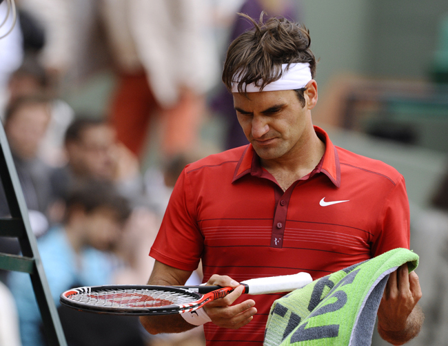 A svájci Roger Federer a Roland Garroson a szerb Janko Tipszarevics elleni meccsen.
