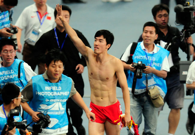 Liu Hsziang ünnepel a sanghaji Gyémánt Liga atlétikaverseny után 2011 májusában