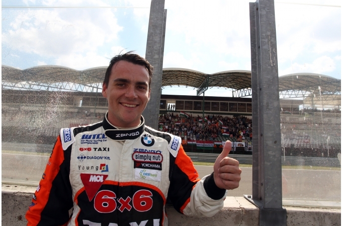 Michelisz Norbert jól érzi magát a Zengő Motorsportnál