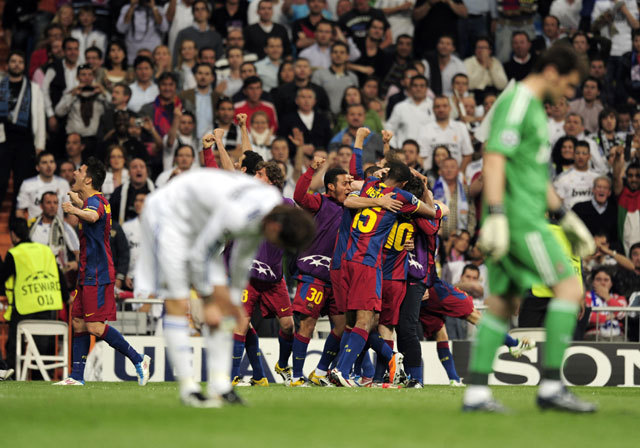 A Barca játékosai ünnepli Lionel Messi második gólját a Real Madrid elleni BL-elődöntőben