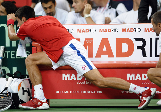 Novak Djokovics nyújt hátsérülése miatt a Juan Martin Del Potro elleni mérkőzésén a Davis Kupa elődöntőjéban a Szerbia-Argentína találkozón 2011 szeptemberében