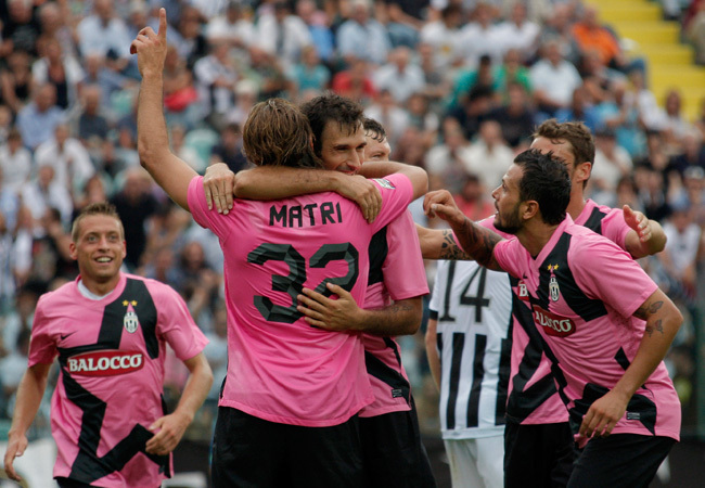 Mirko Vucinic, Matri és Simone Pepe örülnek a Juventus Sienának lőtt góljának a két csapat Serie A mérkőzésén 2011 szeptemberében