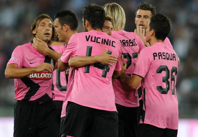 Andrea Pirlo, Mirkp Vucinic, Milos Kraszics és a Juventus más játékosai ünneplik góljukat a TIM Kupán 2011 augusztusában