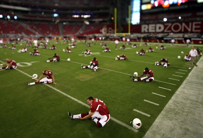 Az NFL Arizona Cardinals - Denver Broncos mérkőzésen melegítenek a játékosok az NFL előszezonjában.