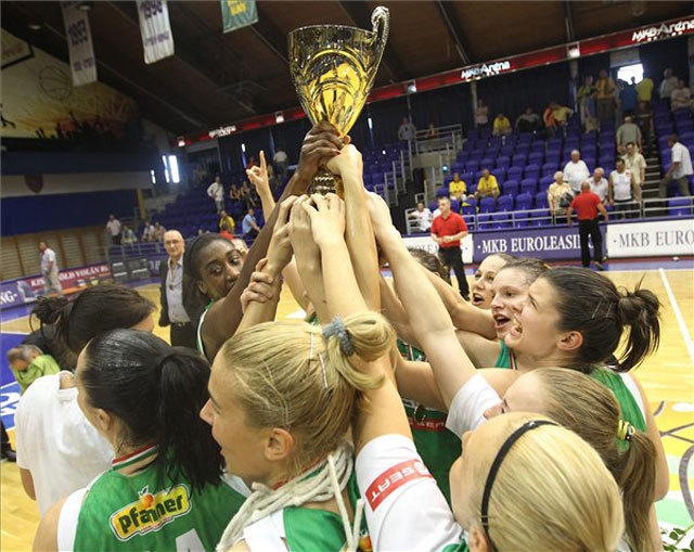A Győr játékosai a kupával. A Győr nyerte a női kosárlabda-bajnokságot, miután  a döntő ötödik mérkőzésén 61-55-re verte idegenben a címvédő Sopront. MTI Fotó: Kovács Anikó