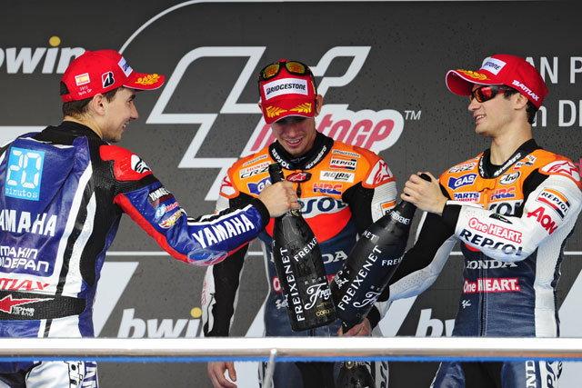 Az ausztrál Casey Stoner nyert vasárnap MotoGP-ben a gyorsasági motoros-világbajnokság második versenyén, a Spanyol Nagydíjon.