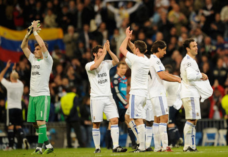 A Real Madrid játékosai kívánnak jobbulást a pólójukon szereplő felirattal Éric Abidalnak, akit májdaganattal operáltak meg 2011 márciusában