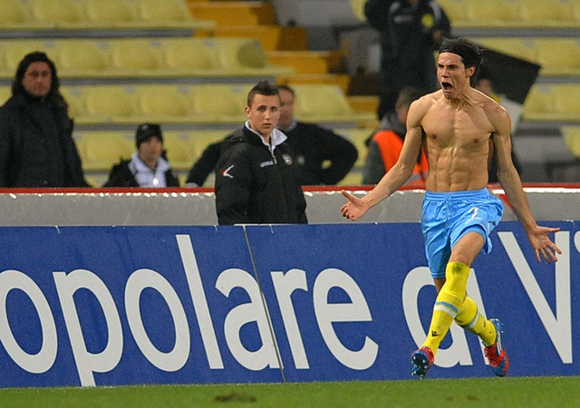 Édinson Cavani örül az Udinese-Napoli mérkőzésen szerzett két góljának 2012-ben.