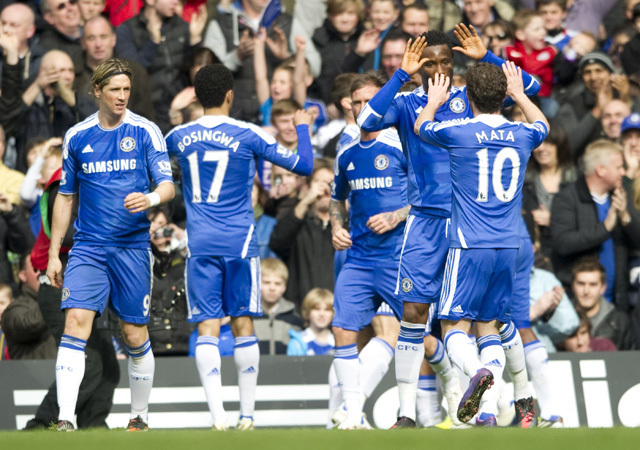 A Chelsea játékosai örülnek Gary Cahill góljának a Leicester elleni mérkőzésen az FA-kupában 2012-ben.