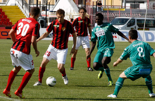 A Budapest Honvéd és a Kaposvári rákóczi játékosai küzdenek a két csapat NB I-es meccsén 2012-ben.