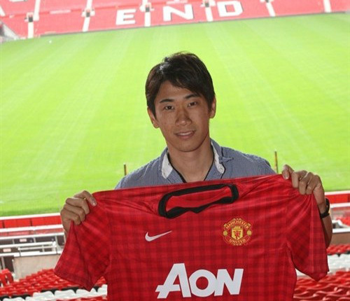 Sindzsi Kagawa a Manchester United mezével a szerződése aláírása után 2012-ben.