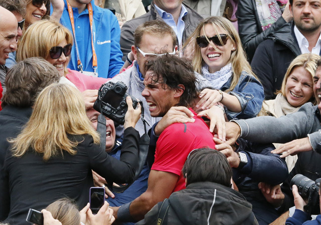 Rafael Nadalt köszöntik a nézők a Novak Djokovics elleni Roland Garros-döntő után 2012-ben.