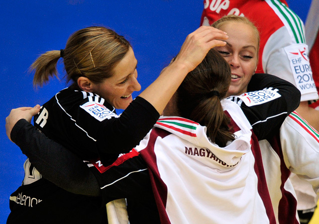 A magyar női kézilabda-válogatott tagjai örülnek egy győzelmüknek a 2010-es Európa-bajnokságon.