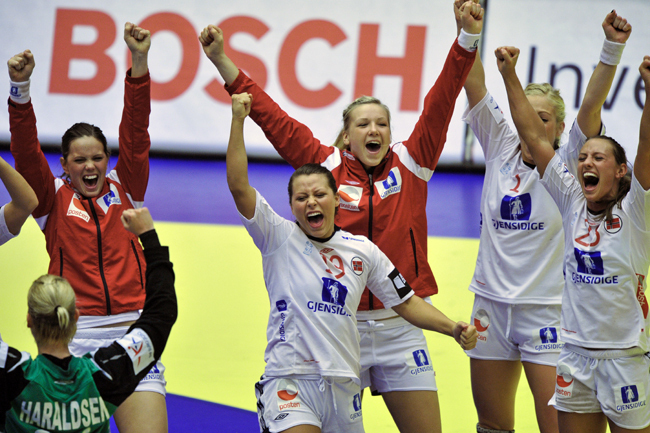 A norvégok 10 góllal verték a dánokat  a női kézilabda Európa-bajnokság elődöntőjében.