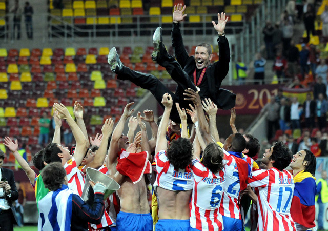Az Atlético Madrid játékosai dobálják a levegőbe Diego Simeone vezetőedzőt az Athletic Bilbao ellen megnyert Európa Liga-döntő után Bukarestben 2012-ben.