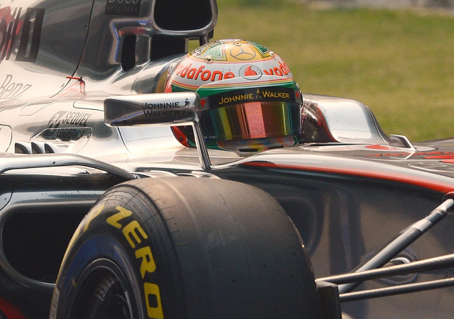 Lewis Hamilton a Forma-1-es Indiai Nagydíj időmérő edzésén 2012-ben.