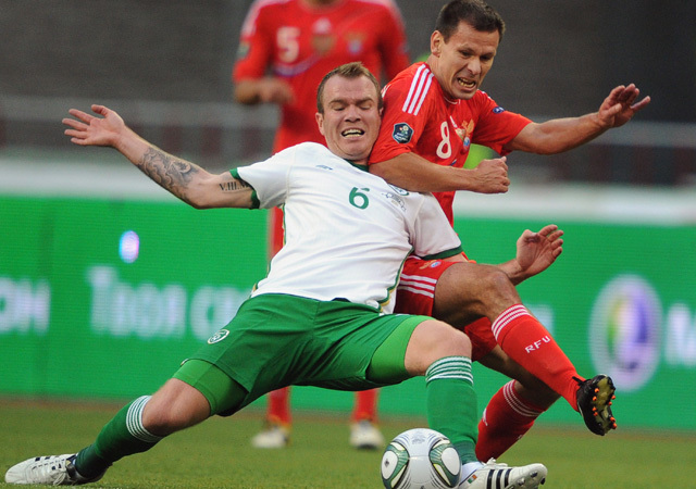 Írország és Oroszország labdarúgó-válogatottjának tagjai küzdenek a labdáért a két csapat Európa-bajnoki selejtezőjén 2011 szeptemberében
