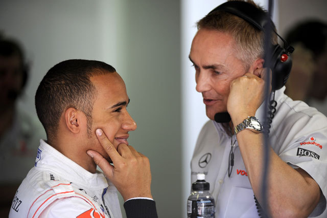 Lewis Hamilton és Matin Whitmarsh, a McLaren Mercedes versenyzője és csapatfőnöke beszélgetnek az egyik Forma-1-es futamon 2012-ben.