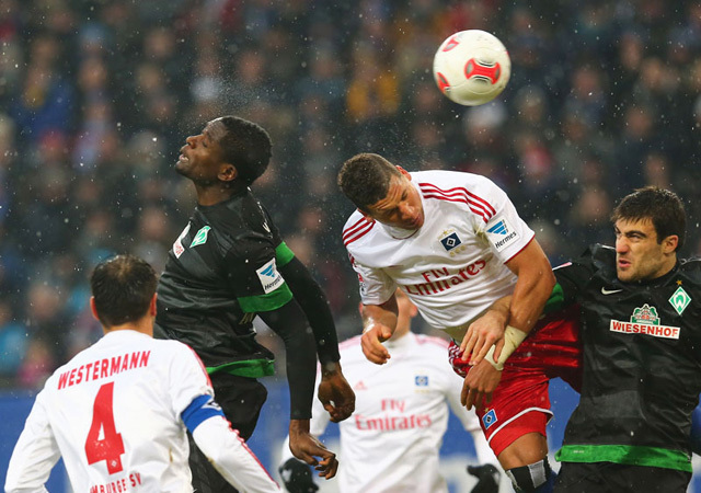 A Hamburg és a Werder Bremen játékosai küzdenek a Bundesligában 2013-ban.