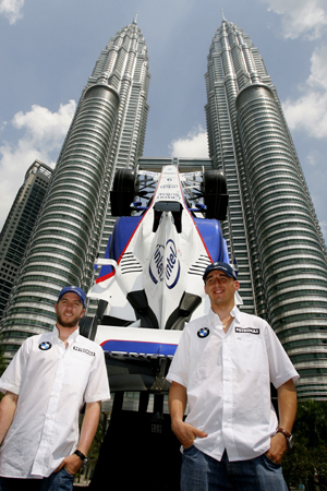Kubica és Heidfeld, a BMW Forma-1-es csapatának két pilótája Kuala Lumpurban, a Petronas torony előtt.