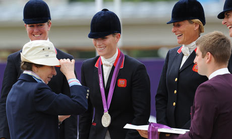 Zara Phillips nyakába édesanyja, Anna hercegnő akasztotta az olimpiai ezüstérmet - Fotó: Tom Jenkins /Guardian